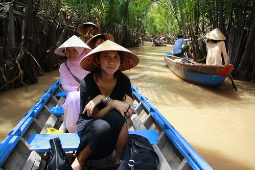 Jaim di sungai Mekong. Kalo nggak jaim bisa njomplang haha