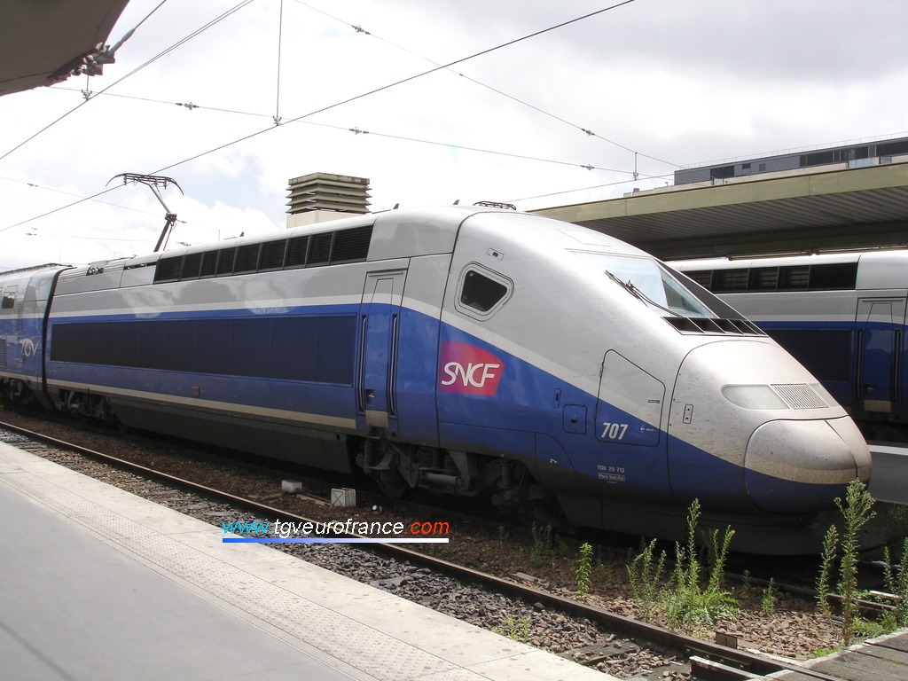 La rame TGV Dasye 707 SNCF stationne sur une voie courte de la gare de Lyon à Paris le 12 juillet 2009.