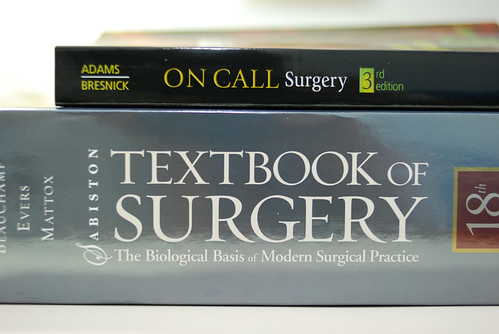 至於上面那本 On call surgery 則是展 V 推薦的 R1 好書…