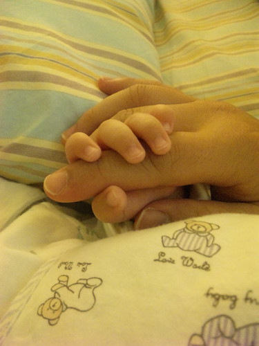 樂樂 睡覺 握手手