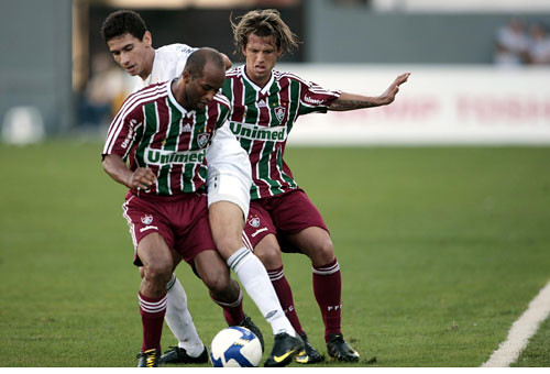 Fabinho briga com a bola e Diguinho observa - Foto do site do Fluminense