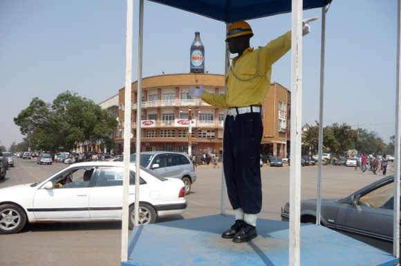 Un policier de roulage dans une rue de Lubumbashi