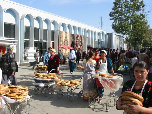 Kinderwagens met brood op bazar