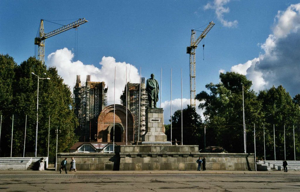 :  ,   . Victory square - Lenin denkmal,  Kaliningrad.September 2003.