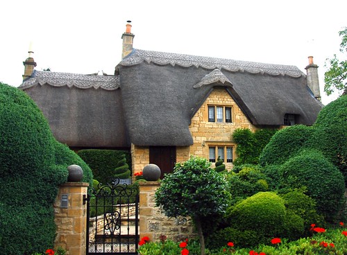 thatched roof with a nice haircut, cotswolds