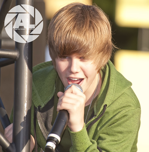justin bieber in concert one less lonely girl. Justin Bieber performing quot;One