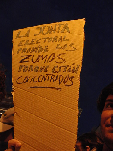 Cartel: "La junta electoral prohíbe los zumos porque están concentrados"