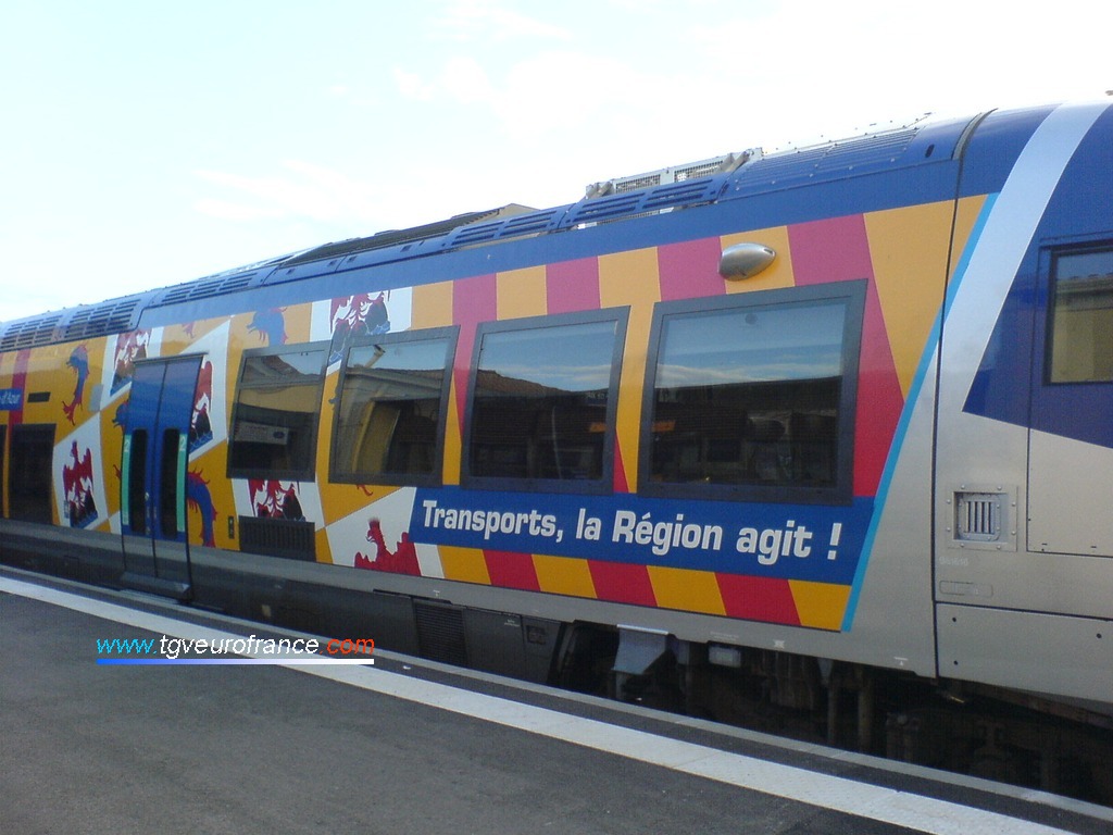 Vue du pelliculage "Transports, la Région agit" aux couleurs de la Région Provence-Alpes-Côte d'Azur (PACA)