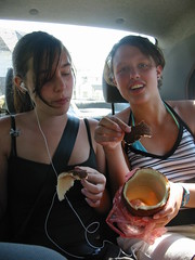 2 enthoesiaste dames het befaamde Branbrood
