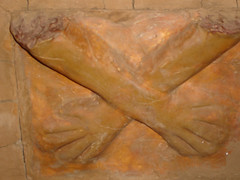 Réplica de las manos cruzadas de Kotosh