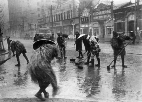 Straat vegen tijdens noodweer / Sweeping the street in heavy weather