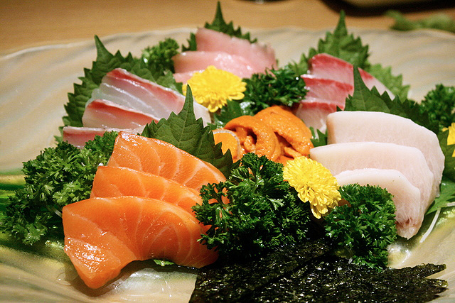 Shiretoko (6 kinds, S$68) sashimi - tuna belly, yellow tail, sea bream, sea urchin, salmon, swordfish