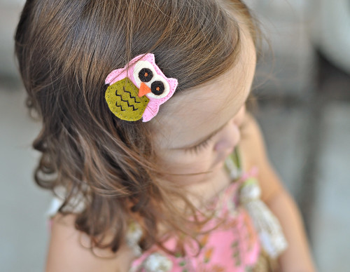 And to keep with the owl theme, I made this felt clip for Daphne last week 