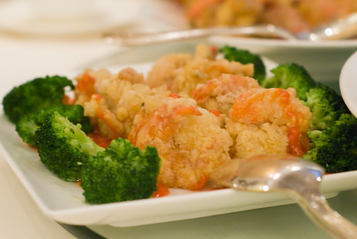 紅糟蝦球  Deep-fried jumbo prawns glazed with sweet wine sauce.