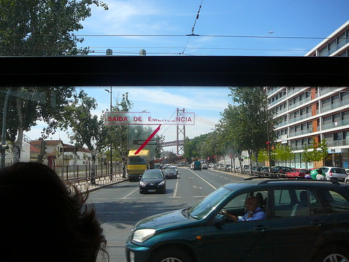 Vista desde el tranvía, con el Puente 25 de Abril al fondo.