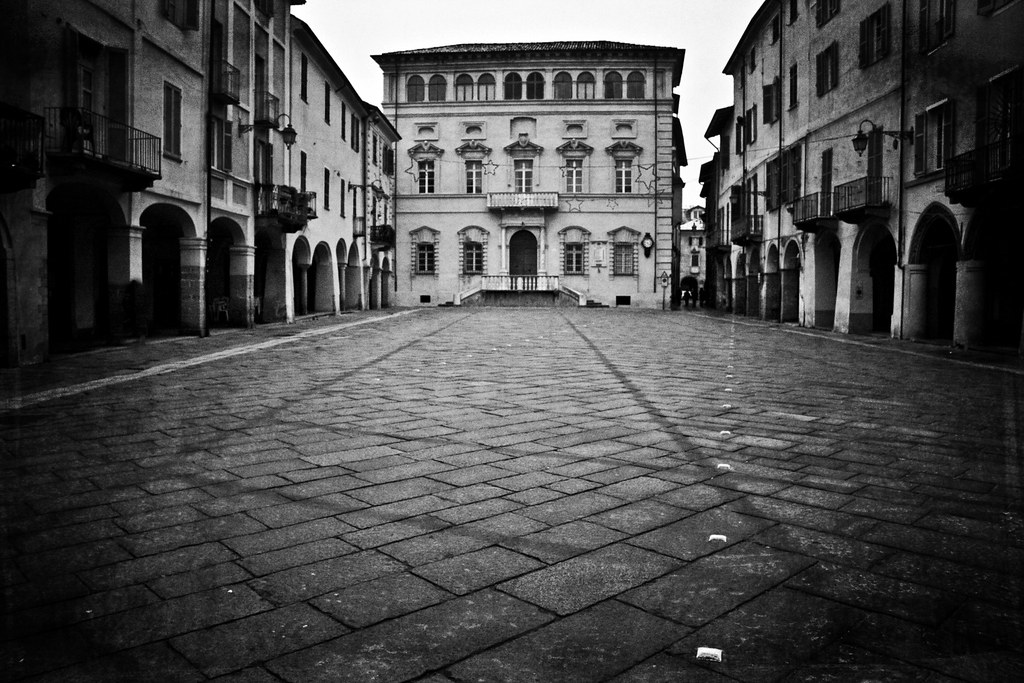 Piazza Cisterna (by storvandre)