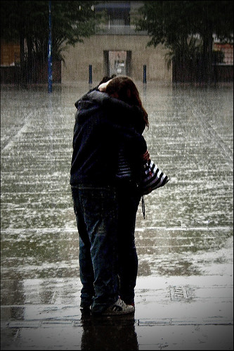 young couple kissing in the rain. love-picture-hug-couple-rain-