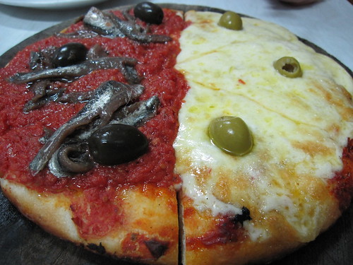 "Mixta" @ El Cuartito Pizza - Buenos Aires, Argentina
