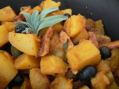 pommes de terre cuites, olives et lard.jpg