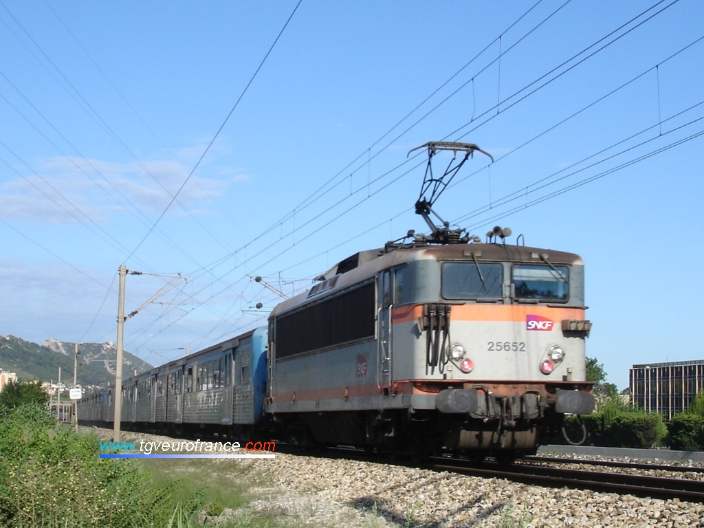 The dual-voltage BB 25652 SNCF locomotive on a push-pull service