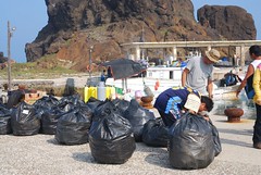 幾天淨灘的垃圾堆滿碼頭