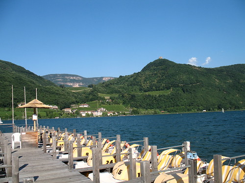 Blick vom Tretbootverleih auf den Kalterer See mit der Leuchtenburg im Hintergrund