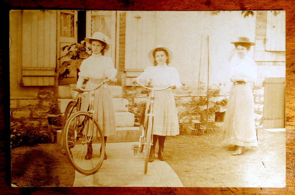Meninas francesas com suas bicicletas
