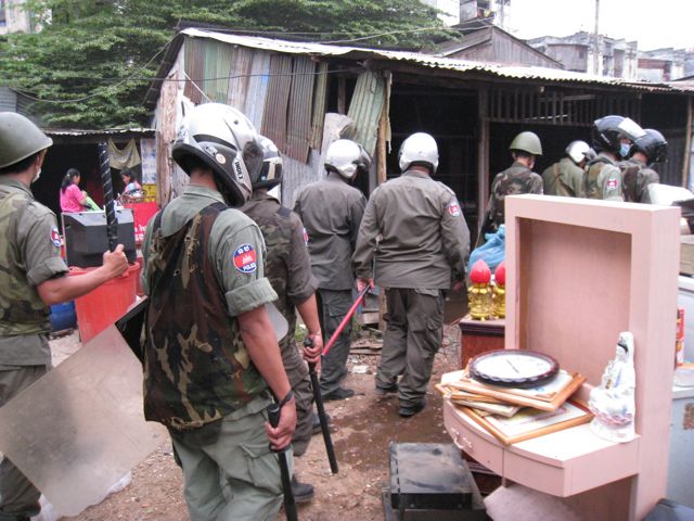 Armed Forces - Eviction Dey Krahom  - Licadho