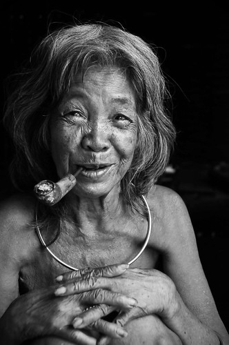 Old vietnamese woman by Tormod Sandtorv.