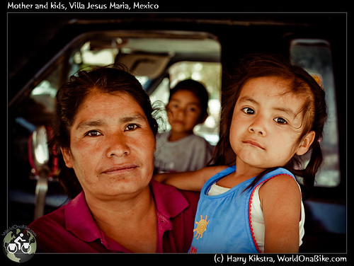 Mother and kids, Villa Jesus Maria, Mexico por exposedplanet.