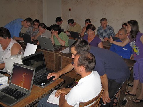 Grupul de profesori studiază programul Word la tabăra EFNL 2009