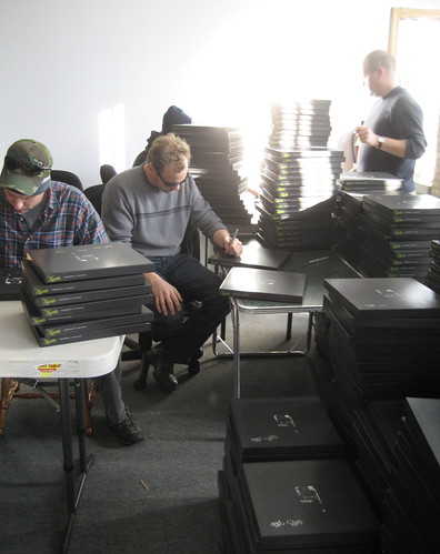 Umphrey's McGee Signs the Mantis Deluxe Boxes