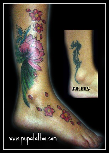  Tatuaje lotus y flores Pupa Tattoo Granada 