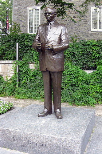 Montréal – Vieux Montréal: Place De la Dauversière – Monument à Jean Drapeau