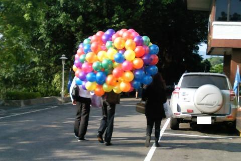 空飄氣球外送，珍珠彩虹色100顆 by dod_balloon