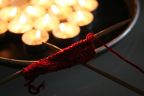 aiguilles à tricoter et bougies
