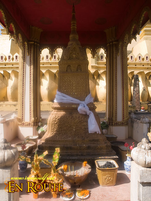 Pha That Luang Prayer Altar