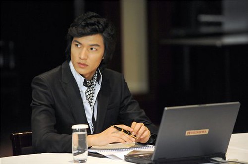 Gu Jun Pyo sibuk menyelesaikan urusan bisnisnya bak seorang pengusaha ulung