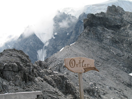Blick von der Payerhütte auf die wolkenverhangene Ortlerflanke