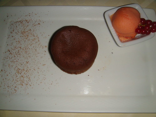 Moelleux de Chocolate caliente con sorbete de fruta de la pasión
