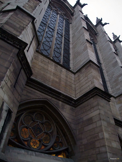 Le vitrail d'en bas correspond à la chapelle basse, celui d'en haut, à la chapelle haute