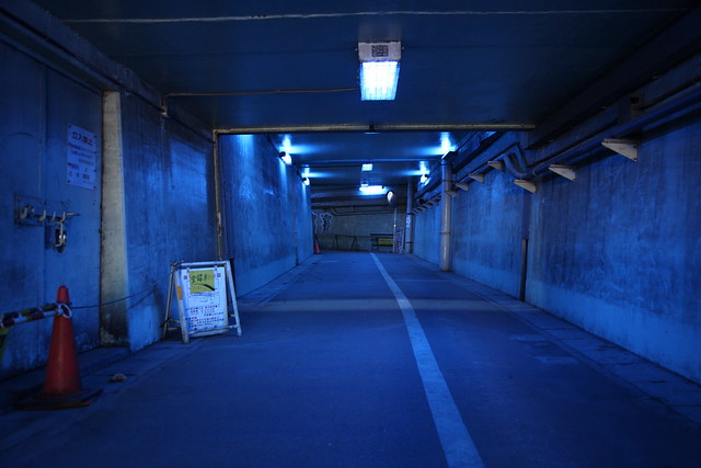 非日常的な青色トンネル
