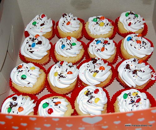mini m&m cupcakes
