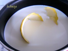 Flan casero-leche con corteza limón.++