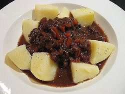 Behi Buztanak Anda Goriren Zaltzan (Basque Oxtail Stew)