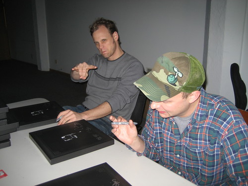 Umphrey's McGee Signs the Mantis Deluxe Boxes