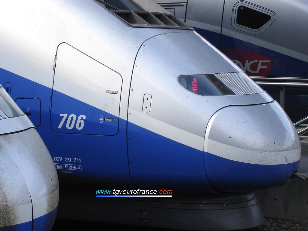 Gros plan sur le nez de la motrice 29711 sur la rame 706 de SNCF Voyages