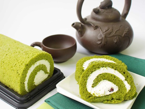 Green tea roll cake
