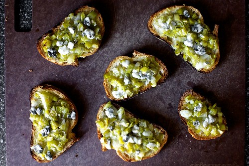 leek toasts with blue cheese