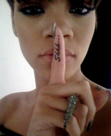 Rihanna tattoo Shhh... tatuaje
